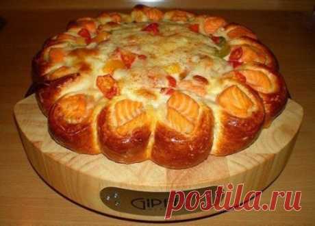 Красивый рыбный пирог.
