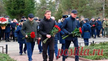 Турчак почтил память десантников 6-й роты Псковской дивизии ВДВ. Секретарь генсовета &quot;Единой России&quot; Андрей Турчак, бывший командир 76-й дивизии, сенатор от Псковской области, генерал-майор Алексей Наумец и жители региона почтили память десантников 6-й роты Псковской дивизии ВДВ, сообщает ...
