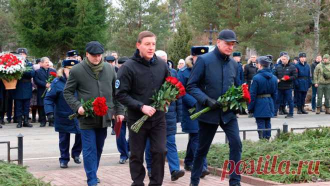 Турчак почтил память десантников 6-й роты Псковской дивизии ВДВ. Секретарь генсовета "Единой России" Андрей Турчак, бывший командир 76-й дивизии, сенатор от Псковской области, генерал-майор Алексей Наумец и жители региона почтили память десантников 6-й роты Псковской дивизии ВДВ, сообщает ...