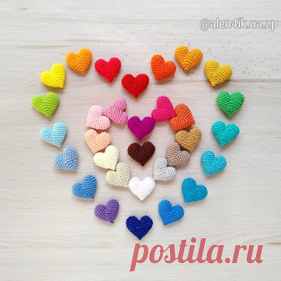 Маленькое сердце амигуруми. Схемы и описания для вязания игрушек крючком! Бесплатный мастер-класс от @alen4ik.ua.zp по вязанию маленького сердца крючком. Размер вязаной игрушки всего 3 см. Для изготовления такого сердечка ав…