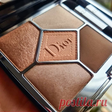 Dior 5 Couleurs Couture: отзывы, swatches, купить, обзор В статье приведен обзор новых палеток Dior 5 Couleurs Couture. Даны рекомендации по выполнению нюдового и изысканного макияжа. Представлены отзывы женщин, которые приобрели обновленные палетки Диор.