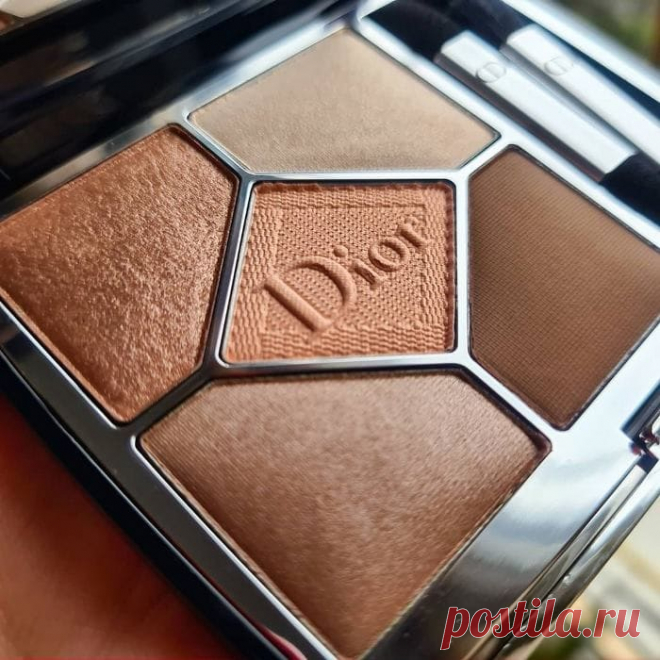 Dior 5 Couleurs Couture: отзывы, swatches, купить, обзор В статье приведен обзор новых палеток Dior 5 Couleurs Couture. Даны рекомендации по выполнению нюдового и изысканного макияжа. Представлены отзывы женщин, которые приобрели обновленные палетки Диор.