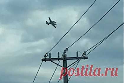 Полиция задержала угрожавшего врезаться на самолете в супермаркет мужчину. Полиция США задержала мужчину, который угнал самолет и угрожал врезаться в супермаркет Walmart. Представители сайта FlightAware отследили маршрут воздушного судна и рассказали, что угонщик совершал беспорядочные круги над Национальным парком в городе Холли-Спрингс. Личность преступника установлена.