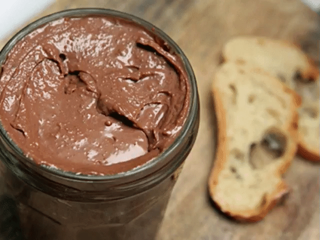 Готовим настоящую нутеллу дома!
Продукты:
 Молоко — 1.5 стакана 
 Сахар — 0.5 стакана 
 Какао — 2 ст. л 
 Мука — 1 ст. л с небольшой горкой (кол-во муки определяет степень густоты нутеллы) 
 50 грамм масла 
Приготовление:
0.5 стакана молока, сахар, какао и муку смешиваем сразу до однородной консистенции, отставляем пока в сторону. Оставшийся стакан молока наливаем в миску и доводим до кипения; как закипит, сбавляем огонь до медленного, выливаем нашу полученную раннее шоколадную смесь в молоко.