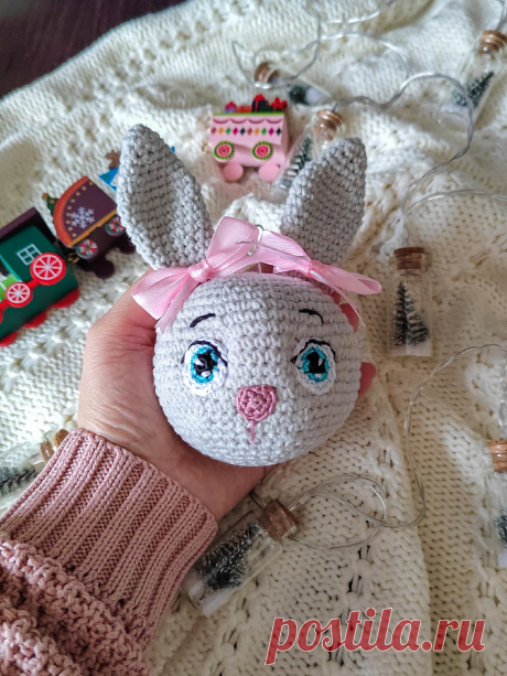 PDF &quot;Здравствуй, Кролик, Новый год&quot; крючком. FREE crochet pattern; Аmigurumi toy patterns. Амигуруми схемы и описания на русском. Вязаные игрушки и поделки своими руками #amimore - елочные украшения, игрушки на ёлку, ёлочный шар в виде кролика, новогодний шарик в виде маленького крольчонка, Новый год.