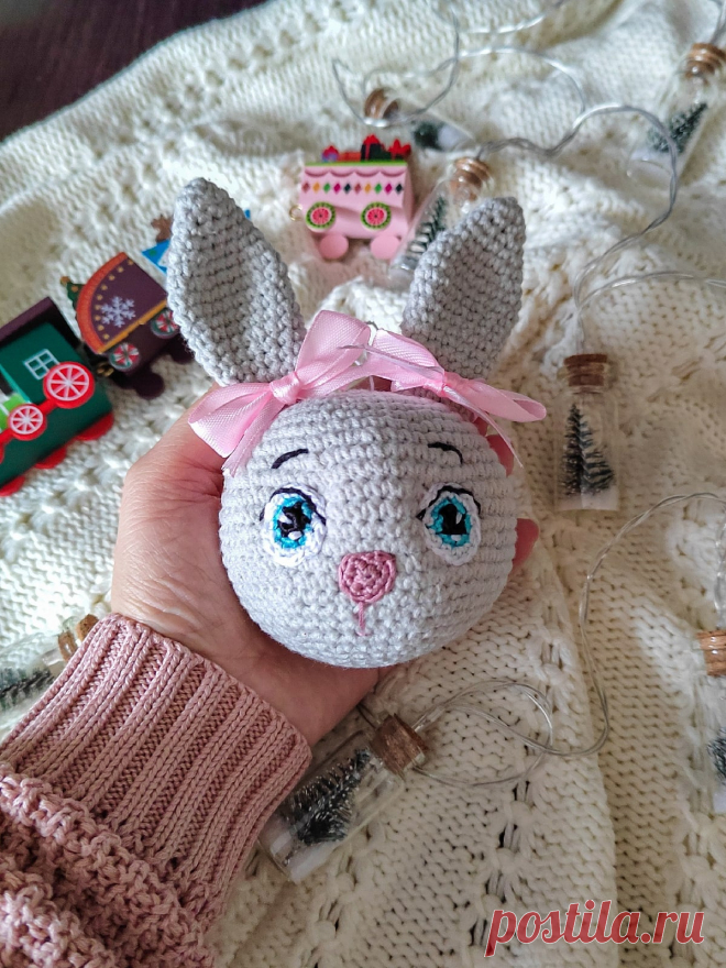 PDF "Здравствуй, Кролик, Новый год" крючком. FREE crochet pattern; Аmigurumi toy patterns. Амигуруми схемы и описания на русском. Вязаные игрушки и поделки своими руками #amimore - елочные украшения, игрушки на ёлку, ёлочный шар в виде кролика, новогодний шарик в виде маленького крольчонка, Новый год.
