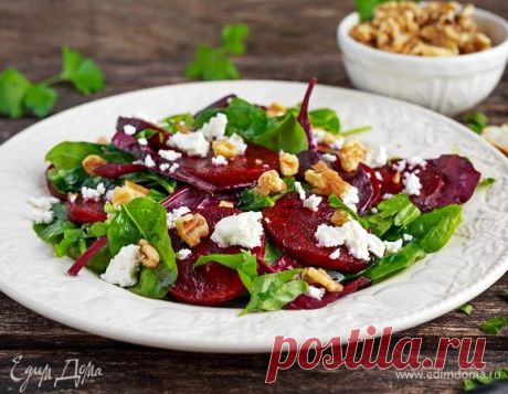 Яркие рецепты: 10 салатов со свеклой Вкусная, полезная, ароматная и чуть сладковатая свекла попала в Киевскую Русь из Византии, куда ее завезли восточные купцы. Этот необычный овощ быстро вписался в европейские и древнерусские кулинарные традиции благодаря приятному вкусу и полезным свойствам...