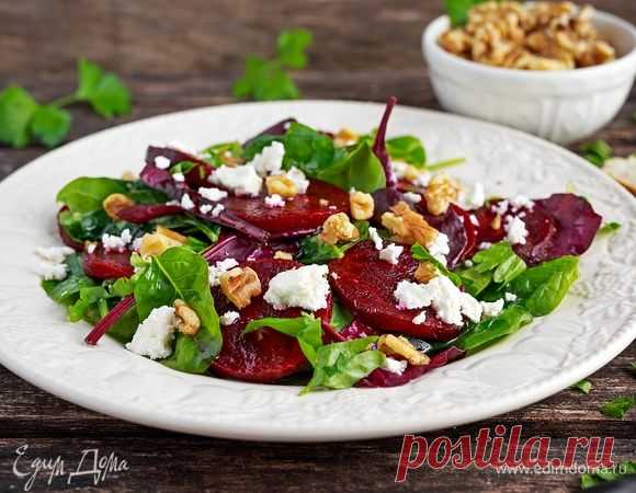 Яркие рецепты: 10 салатов со свеклой Вкусная, полезная, ароматная и чуть сладковатая свекла попала в Киевскую Русь из Византии, куда ее завезли восточные купцы. Этот необычный овощ быстро вписался в европейские и древнерусские кулинарные традиции благодаря приятному вкусу и полезным свойствам...