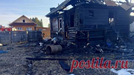 Девятилетний мальчик жег щепки и спалил дом. В Омутнинске из-за детской шалости с огнем сгорел жилой дом. Об этом сообщает ГУ МЧС по Кировской области. Инцидент произошел на улице Энгельса. Мать оставила детей дома и ушла по делам. Старший взрослый сын спал в комнате, а младший, ...