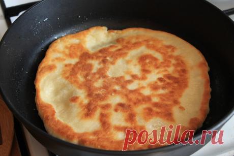 Если в холодильнике застоялся кефир, готовлю из него очень вкусные и простые лепёшки на сковороде: даже раскатывать не нужно | Я Готовлю... | Яндекс Дзен