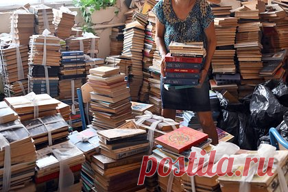 В российской библиотеке извинились за стриптиз-поздравление с 23 февраля. В Северодвинске сотрудники библиотеки извинились за стриптиз-представление мужчинам на День защитника Отечества. Перед этим была опубликована снятая в стенах библиотеки видеозапись, на которой ростовая кукла-стриптизерша танцует, оголяя грудь и с плеткой в руке перед сидящими на стульях мужчинами.