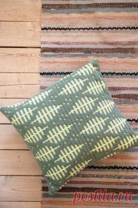 Чехол для подушки жаккардовым узором крючком. Схема узора. / knittingideas.ru