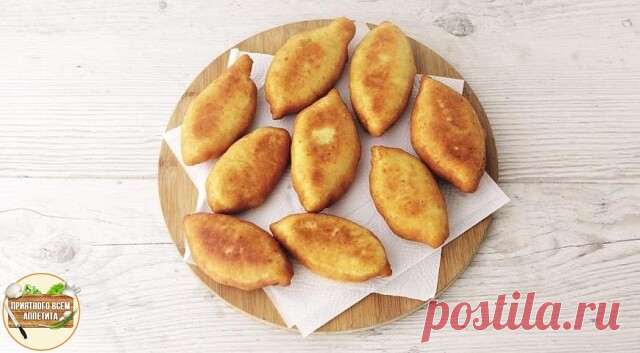 Пирожки с рисом и горбушей
Вкуснейшие жареные пирожки из тонкого творожного теста с начинкой из копченой горбуши с рисом – прекрасное дополнение к субботнему обеду или воскресному чаю. Вы удивитесь, но чтобы приготовить 20 пирожков, вам потребуется меньше часа!

ИНГРЕДИЕНТЫ
Для начинки:
1 стакан вареного риса
4 вареных яйца
300 г горбуши горячего копчения
2 средние луковицы
100 г сливочного масла
свежемолотый черный перец

Для теста:
1,5–2 стакана муки
200 г творога
2 яйца...