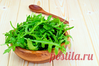 Руккола: Польза и Вред для Здоровья, Рецепты Салатов +Отзывы Руккола – это замечательное, питательное и очень витаминное растение. В Европе она пользуется большой популярностью, и входит в ежедневное меню многих семей. Рассмотрим в чем же ее польза и возможный вред для мужчин и женщин. А также как ее вырастить и по каким рецептам приготовить (Фото & Видео) +Отзывы