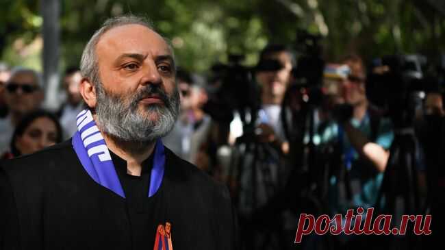 Суд оставил под арестом архиепископа Галстаняна