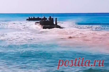 Российский танк «Спрут-СДМ1» испытали в Черном море. Легкий плавающий танк «Спрут-СДМ1» прошел первый этап государственных испытаний в морских условиях. Соответствующее видео тестов, проходивших в Черном море, опубликовал «Ростех». Согласно госкорпорации, в рамках испытаний «Спрут-СДМ1» показал «высокие водоходные качества».