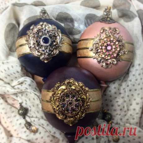 Сегодня был замечательный день! Мои ученицы сделали шарики к Новому году, они получились очень красивые и все разные. Как было интересно подбирать детали декора, смешивать нужные цвета красок, рисовать золотые ленты. И вот такая красота получилась! Не много до делать осталось и можно вешать на елку. Рада была встрече со всеми! #аллаачкасова #мастеркласс #новогодний #новыйгод2018 #новогодниеподарки #новогодниеигрушки