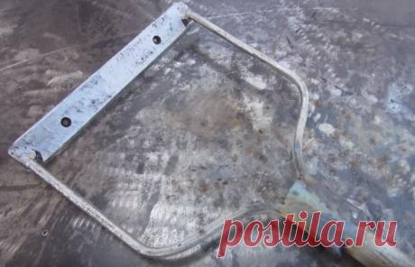 Простая и удобная тяпка кустарного изготовления, которая сделает борьбу с сорняками проще