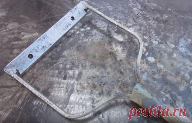 Простая и удобная тяпка кустарного изготовления, которая сделает борьбу с сорняками проще