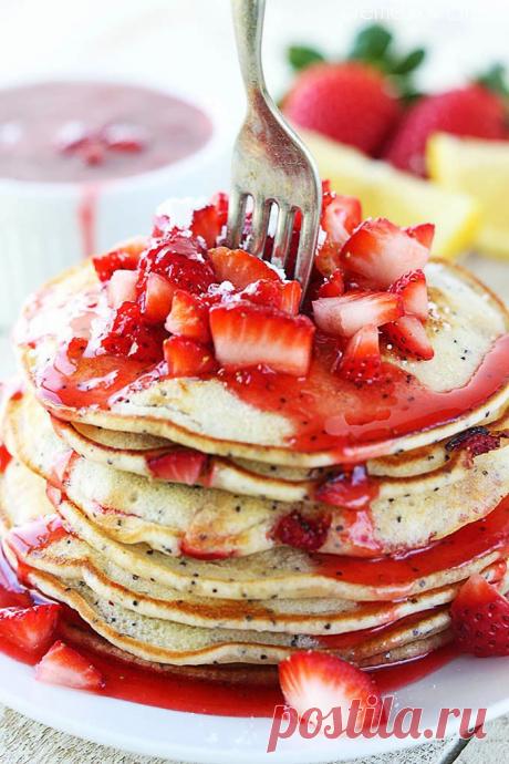 InVkus: Сладкие блины с клубникой, лимонным соком и маковыми зернышками