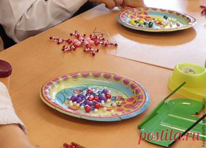 Снежинки из синельной проволоки и бусин