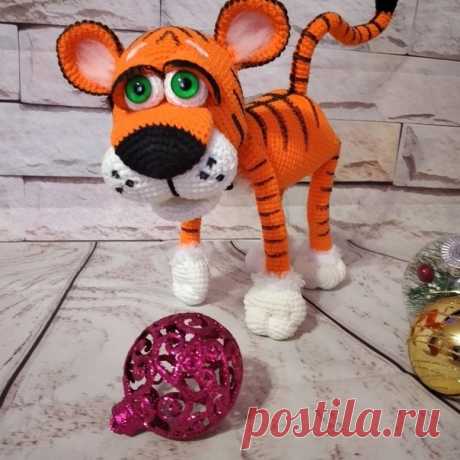 ТИГРЕНОК
Автор Елена Морозова
Больше описаний в альбомеhttps://vk.com/smila_toys

Этап 1 - https://vk.com/wall244319549_747
Показать полностью... Начертим выкройку на бумаге.
Вырезаем выкройку.
Прикладываем на ткань и обводим по контуру.
Для удобства можно сделать это по частям.
Обрисовываем каждую часть отдельно.
В итоге должно получиться 2 детали тела тигра.
На выкройке отмечены места, где нужно вырезать дополнительные детали, которые будут выкраиваться из другой ткани.
Это места на спинке м…