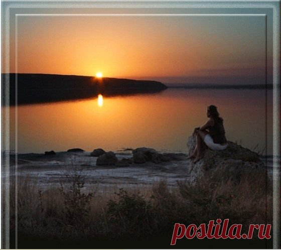 Остановись, послушай тишину
Услышь, как гулко сердце бьется
Как хрустнет яблоко, упавшее в траву
Как в паутинке мотылек качнется
Прислушайся к звенящей тишине
Услышь, как шепчет дождь в еловых лапах
Как барабанит дятел на сосне
И как растут грибы в тяжелых шляпах
Остановись, притронься к тишине
Коснись ее душой, а не ладонью
Пускай в пьянящей синей вышине
Звучит хорал, наполненный любовью
И.Маврина

Алла Баянова — Ночь светла