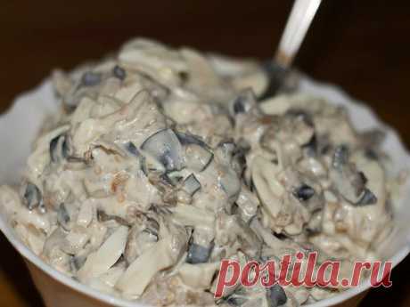 САЛАТ ИЗ БАКЛАЖАНОВ, МАРИНОВАННОГО ЛУКА И ЯИЦ