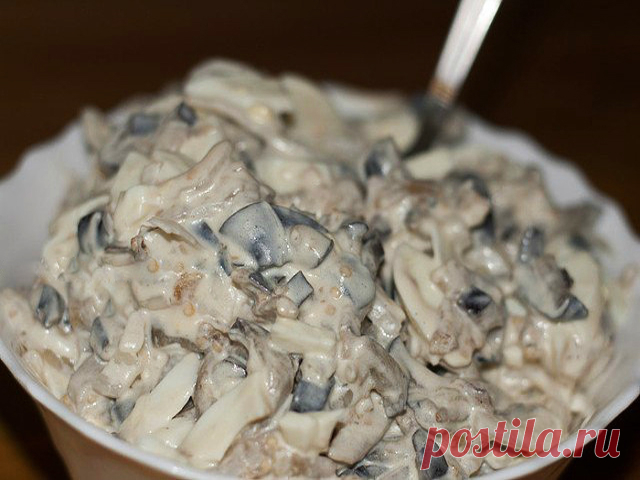 САЛАТ ИЗ БАКЛАЖАНОВ, МАРИНОВАННОГО ЛУКА И ЯИЦ