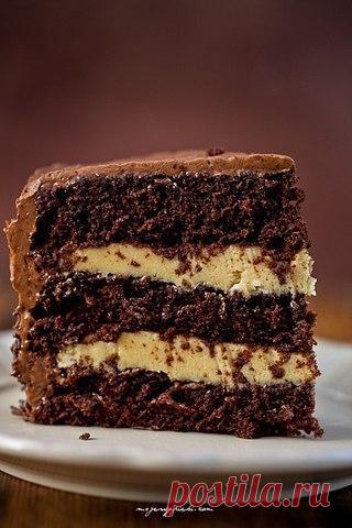 Шоколадно-карамельный торт 

...влажный шоколадный бисквит и масляно-карамельный крем. Торт получается вкусным, сладким и сытным 

Шоколадный бисквит: 
6 яиц 
3/4 стакана сахарной пудры 
120 г пшеничной муки 
1 чайная ложка разрыхлителя 
60 г какао 
150 г сливочного масла, (растопить и немного остудить) 
Все ингредиенты должны быть комнатной температуры. 

Просеять муку с разрыхлителем и какао. 
Яйца взбить с сахаром в пышную кремовую массу. Добавить сухие ингредиенты и ак...