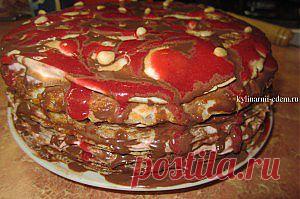 БЛИННЫЙ ТОРТ С МАЛИНОЙ, ВЗБИТЫМИ СЛИВКАМИ И ШОКОЛАДНЫМ СОУСОМ | 
К концу масленичной недели обычные блины уже надоедают, но и традиции есть традиции… И выход есть всегда! Удивите своих гостей, сможет ли кто-нибудь из них сразу догадаться, что основным ингредиентом этого торта являются блины?! А блины, особенно в таком исполнении, хороши всегда.
