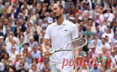 Медведев заявил, что не перешел черту в конфликте с судьей на Уимблдоне. Медведеву дали предупреждение в первом сете с Алькарасом, когда он выругался на судью, засчитавшую двойной отскок. После матча россиянин сказал, что это было не так оскорбительно, как в его конфликте с судьей на Australian Open