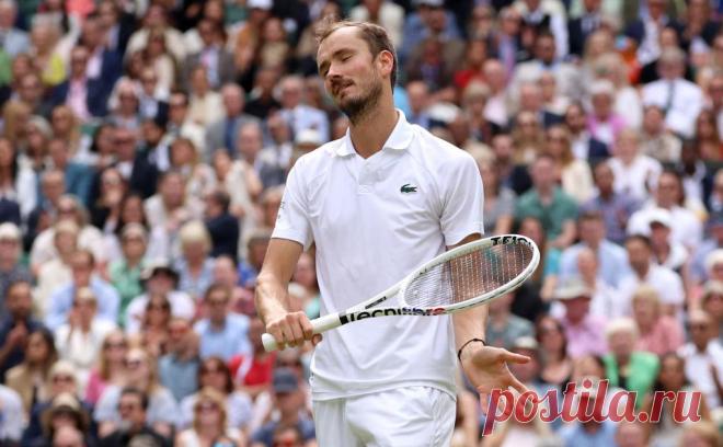 Медведев заявил, что не перешел черту в конфликте с судьей на Уимблдоне. Медведеву дали предупреждение в первом сете с Алькарасом, когда он выругался на судью, засчитавшую двойной отскок. После матча россиянин сказал, что это было не так оскорбительно, как в его конфликте с судьей на Australian Open