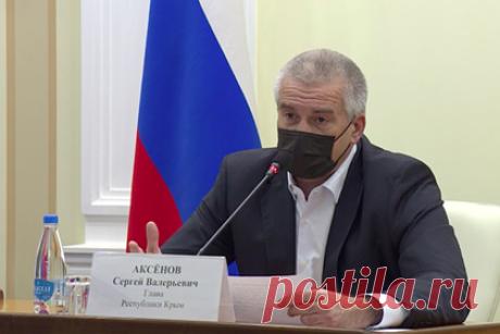 Пользующийся кнопочным телефоном глава Крыма призвал чиновников снимать работу. Глава Крыма Сергей Аксенов призвал местных чиновников снимать свой рабочий день на смартфон. «На каждой встрече объект, который вы посещаете, должен быть вами отснят», — сказал Аксенов, обращаясь к ним. При этом ранее глава региона заявлял, что сам пользуется обыкновенным кнопочным телефоном.