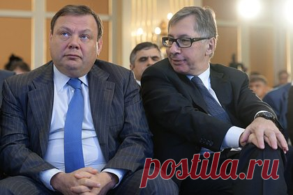 Российские миллиардеры Фридман и Авен пожалели о решении инвестировать в страны Запада. Какие ошибки они совершили?. Сооснователи «Альфа-Групп» Михаил Фридман и Петр Авен назвали ошибкой свои инвестиции в Великобританию и другие западные страны. После начала конфликта на Украине против них ввели санкции, оба были вынуждены покинуть Британию. Еще у одного совладельца «Альфа-Групп», Алексея Кузьмичева, начались проблемы во Франции.