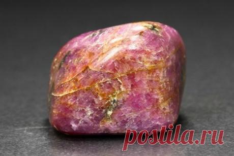 Камень корунд: свойства, кому подходит по знаку зодиака, ювелирные изделия, разновидности, цвета, драгоценный ли минерал, как выглядит на фото, цена