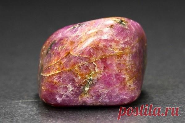 Камень корунд: свойства, кому подходит по знаку зодиака, ювелирные изделия, разновидности, цвета, драгоценный ли минерал, как выглядит на фото, цена