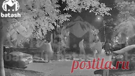 В Уфе неизвестные похитили мужчину на глазах у прохожих. В Башкирии группа молодых мужчин напала на прохожего во дворе жилого дома, они затолкали пострадавшего в машину и увезли в неизвестном направлении. Об этом сообщает Telegram-канал Mash Batash. Инцидент произошел во дворах жилых домов по ...