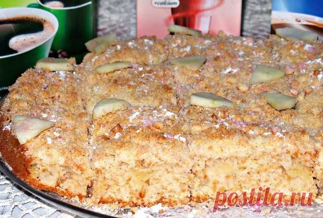 Пирог с яблоками. Мягкий, очень нежный, вкусный, ароматный, с хрустящей сладкой корочкой сверху.

Ингредиенты: 
2 яйца; 
110 гр. Сахара; 
1,5 стакан муки; 
1,5 ч. л. разрыхлителя; 
0,5 стакана растительного масла; 
2-3 яблока. 

Для посыпки: 
30 г сливочного масла; 
80 г муки; 
80 г коричневого (или белого) сахара. 

Приготовление: 
Яйца взбить с сахаром.Всыпать муку с разрыхлителем, тщательно взбить до однородности.Влить растительное масло и снова взбить.Яблоки вымыть,очи...