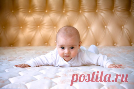 Какой матрас лучше для ребенка от 3 лет, насколько жесткое изделие выбрать малышу младше 2? Какой матрас лучше для ребенка 3 и более лет? Он должен быть безопасным, воздухопроницаемым, гигроскопичным. Для малышей после 3-х лет следует приобрести матрас средней жесткости.