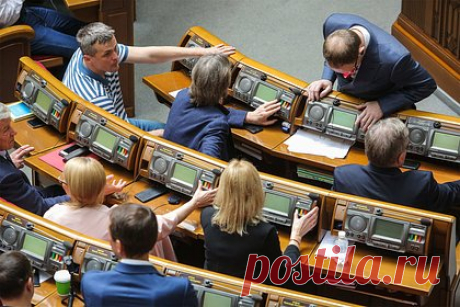 Верховная Рада отменила выборы президента Украины. Депутаты Верховной Рада Украины по итогам девятого «Диалога Жана Моне», прошедшего в поселке Турья Пасека Закарпатской области, подписали декларацию о недопустимости проведения выборов в военное время. По их словам, документ о недопущении проведения выборов приняли для того, «чтобы не раскалывать страну и нацию».