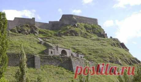 Կարսի բերդը Մեծ Հայքի Այրարատ նահանգի Վանանդ գավառի գլխավոր բերդն է:Անվանել են նաև«Կարուց բերդ»,«Ամրոցն Կարուց»,«Ամուրն Կարուց»անուններով:Կարսը գտնվում էԱխուրյանի աջակողմյան վտակ Կարսի գետի ափին,մոտ 1800մ. բարձրության վրա:Կարսը մատենագրության մեջ հիշատակվում է 9-10-րդ դարերում,սակայն որպես բերդ կամ բնակավայր գոյություն է ունեցել դեռ հնագույն ժամանակներից Ք.ա.9-6-րդ. դդ.:
Հնում Կարսը մտնում էր Այրարատ աշխարհի Վանանդ գավառի մեջ:Նրա առաջին տերերը Վանանդի նախարարներն էին,որոնք հիշատակվում են IV դ