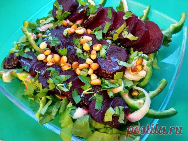 Салат с печёной свеклой – вкусный, необычный. Шедевр за несколько минут (без мяса) - Пир во время езды Салат из свеклы нравится далеко не всем людям, однако следующий кулинарный шедевр вызовет восторг даже у самых привередливых гостей. Секрет такого в салате в приготовления его главного ингредиента: свекла для салата не варится, а выпекается со специями в фольге в духовке. Такой способ позволяет продукту оставаться более сочным, сохранить в себе насыщенный цвет, вкусовые качества …