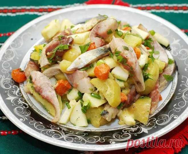 Картофельный салат с сельдью «Сельский»: необычное в обычном | Кулинарные записки обо всём | Пульс Mail.ru Яркий, сытный, простой — этот салат станет отличной заменой традиционным салатам. Стоит попробовать!