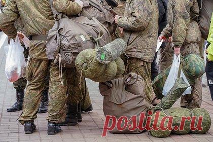 Срочник записал другу видео из кабинета в медчасти на Урале и выпал из окна. Срочник записал другу видео из воинской части в Елани Свердловской области и выпал из окна. Об этом сообщил уральский новостной портал E1.ru. По информации издания, 22-летний военнослужащий родом из Челябинской области. Отец молодого человека рассказал, что ему нравилось в армии.