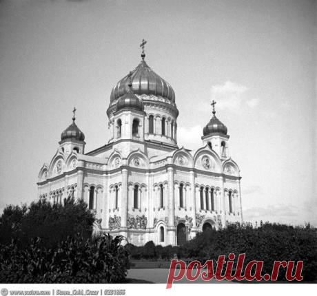 (11) Facebook
История строительства одного из самых красивых московских храмов восходит к 1813 г., когда был объявлен официальный конкурс на лучший его проект. Храм должен был стать памятником подвигу россиян в Отечественной войне 1812 г. 
26 мая 1883 г. состоялось торжественное освящение Московского Кафедрального Христа Спасителя Собора.