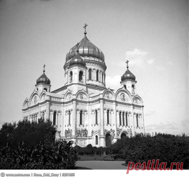 (11) Facebook
История строительства одного из самых красивых московских храмов восходит к 1813 г., когда был объявлен официальный конкурс на лучший его проект. Храм должен был стать памятником подвигу россиян в Отечественной войне 1812 г. 
26 мая 1883 г. состоялось торжественное освящение Московского Кафедрального Христа Спасителя Собора.