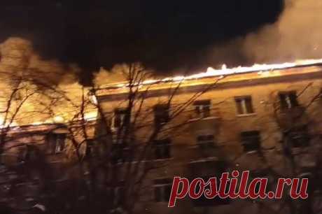 Кровля загорелась ночью. Мощный пожар на севере Москвы тушат с вертолетов. Жуткий пожар на севере Москвы. Ночью 9 февраля загорелась крыша многоквартирного дома на ул.Черняховской, дом — писательский, где жили Белла Ахмадуллина и Александр Галич. Пламя угрожает и соседним домам. Сотни жителей эвакуированы, есть пострадавшие