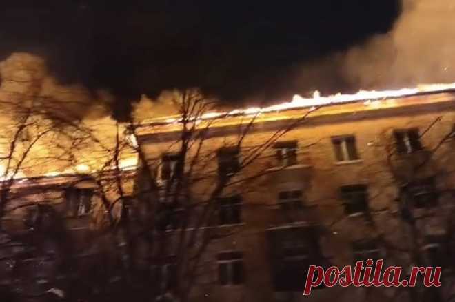 Кровля загорелась ночью. Мощный пожар на севере Москвы тушат с вертолетов. Жуткий пожар на севере Москвы. Ночью 9 февраля загорелась крыша многоквартирного дома на ул.Черняховской, дом — писательский, где жили Белла Ахмадуллина и Александр Галич. Пламя угрожает и соседним домам. Сотни жителей эвакуированы, есть пострадавшие