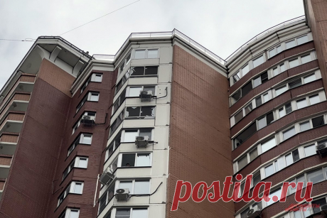 Разруха, все разбито. Жители Красногорска показали последствия атаки БПЛА. В ночь на 22 августа в небе над подмосковным Красногорском система ПВО уничтожила два украинских беспилотника. К сожалению, без материального ущерба не обошлось.